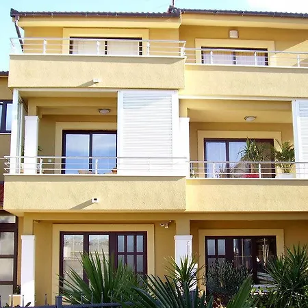 Medak Zrnovnica Apartamento *